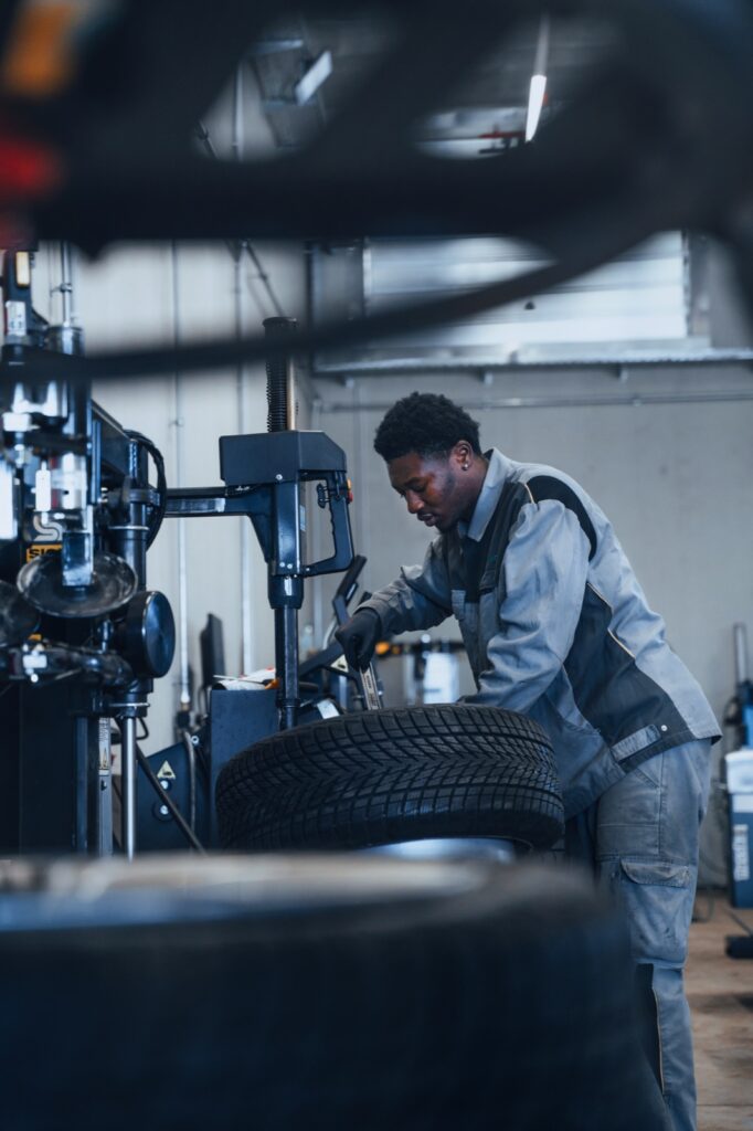Technicien Pneus Graas au montage d'un pneu